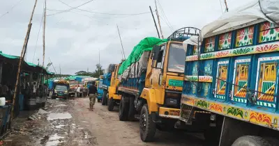 টানা বৃষ্টি: নোয়াখালীর হাতিয়ার সাথে নৌ চলাচল বন্ধ, আটকা পড়েছে শতাধিক ট্রাক