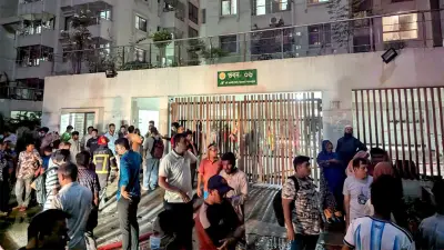 মিরপুর-৬ অফিসার্স কোয়ার্টারে আগুন নিয়ন্ত্রণে ফায়ার সার্ভিসের ৪ ইউনিট
