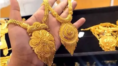 দুই দফা কমার পর বেড়েছে স্বর্ণের দাম, নদীবন্দরে সতর্কসংকেত