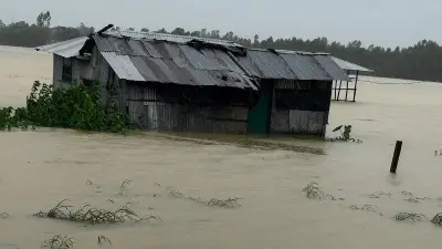 ভারী বর্ষণে কক্সবাজার-চট্টগ্রামে প্লাবন, পাহাড়ধসে ১০ জনের মৃত্যু