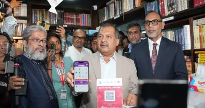 তথ্যমন্ত্রী জহির উদ্দিন স্বপনের বাংলা কিউআর ব্যবহার করে কেনাকাটা