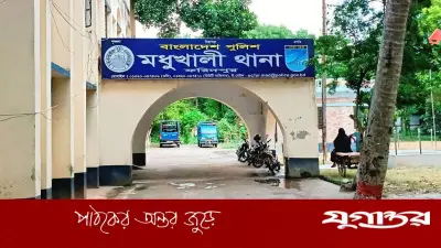 লুঙ্গি পরা তরুণের ‘প্যান্টের পকেট’ থেকে গাঁজা উদ্ধারের অভিযোগে মামলায় অসঙ্গতি
