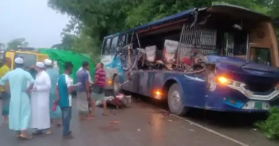 কুমিল্লায় ট্রাক-বাস সংঘর্ষে নিহত ১, আহত ১৭