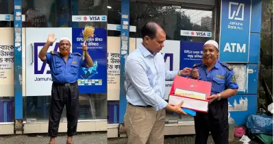 প্রধানমন্ত্রী তারেক রহমানের উপহারে আপ্লুত নিরাপত্তারক্ষী আব্দুস সালাম