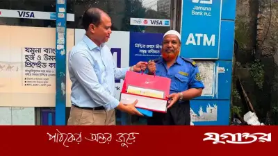 ধানের শীষ হাতে দাঁড়ানো নিরাপত্তাকর্মী সালাম পেলেন প্রধানমন্ত্রীর উপহার