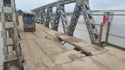 কুড়িগ্রামে ১৪০ বছরের সোনাহাট সেতুর পাটাতন ভেঙে ভারী যান চলাচল বন্ধ