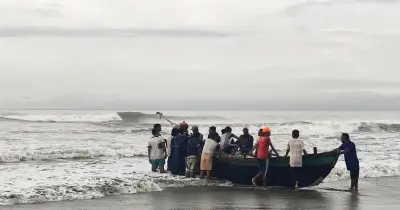 সেন্টমার্টিন-টেকনাফ নৌপথে ট্রলার চলাচল বন্ধ, এইচএসসি পরীক্ষার্থীরা দুর্ভোগে
