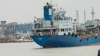 কর্ণফুলী নদীতে মাছ ধরার নৌযানে অগ্নিকাণ্ডে দুই নাবিকের মৃত্যু