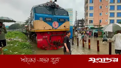 পানির নিচে রেললাইন, চট্টগ্রামে আটকা পর্যটক এক্সপ্রেসের হাজার যাত্রী