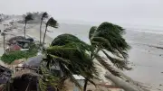 ৮ অঞ্চলে ৬০ কিমি বেগে ঝড়ের আভাস, শুক্রবার রাজধানীর যেসব মার্কেট বন্ধ