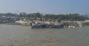 নোয়াখালীর হাতিয়ায় নৌযান চলাচল বন্ধ, দুর্যোগে আটকে পড়েছেন যাত্রীরা