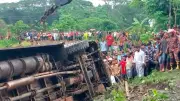 ঝালকাঠিতে যাত্রীবাহী বাস খাদে, সুপারভাইজার নিহত