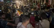 পুরান ঢাকায় পুলিশ-জবি শিক্ষার্থীদের সংঘর্ষ, আহত ১৩