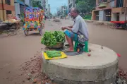 টানা বৃষ্টিতে পাহাড়ের ঝুঁকিপূর্ণ বসতি আরও ঝুঁকির মুখে