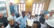 ফরিদপুরে শিক্ষা কর্মকর্তাকে অবরুদ্ধ: বদলি বাণিজ্যের অভিযোগ