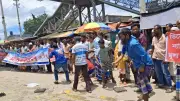 মহাসড়কে ডিম ভেঙে প্রতিবাদ খামারিদের, উৎপাদন খরচ না পাওয়ার অভিযোগ