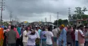 ঢাকার ধামরাইয়ে গ্যাস সংকটে মহাসড়ক অবরোধ, প্রশাসনের আশ্বাসে ছাড়