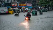 টানা বর্ষণে চট্টগ্রামের রেয়াজউদ্দিন বাজারে হাঁটুসমান পানি, দোকান-জনজীবন বিপর্যস্ত