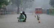 মুম্বাইয়ে টানা বৃষ্টিতে রেড অ্যালার্ট, ৩০০ মিমি বৃষ্টিপাত