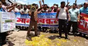 ডিমের দাম কমায় মহাসড়কে ডিম ভেঙে প্রতিবাদ পোলট্রি খামারিদের