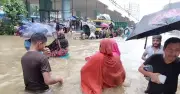 চট্টগ্রামে মৌসুমের রেকর্ড বৃষ্টি, জলাবদ্ধতায় জনজীবন বিপর্যস্ত