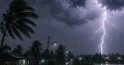 দেশের ৯ জেলায় ৬০ কিমি বেগে ঝড়ের পূর্বাভাস, নদীবন্দরে ১ নম্বর সতর্কতা