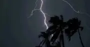 ১৪ অঞ্চলে ঝোড়ো হাওয়া ও বজ্রবৃষ্টির পূর্বাভাস, নদীবন্দরে ১ নম্বর সতর্কসংকেত